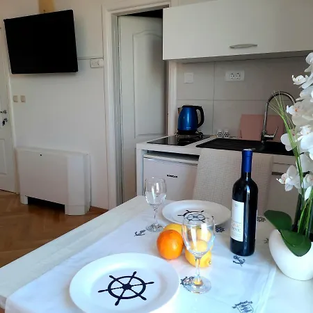Regina Apartment *